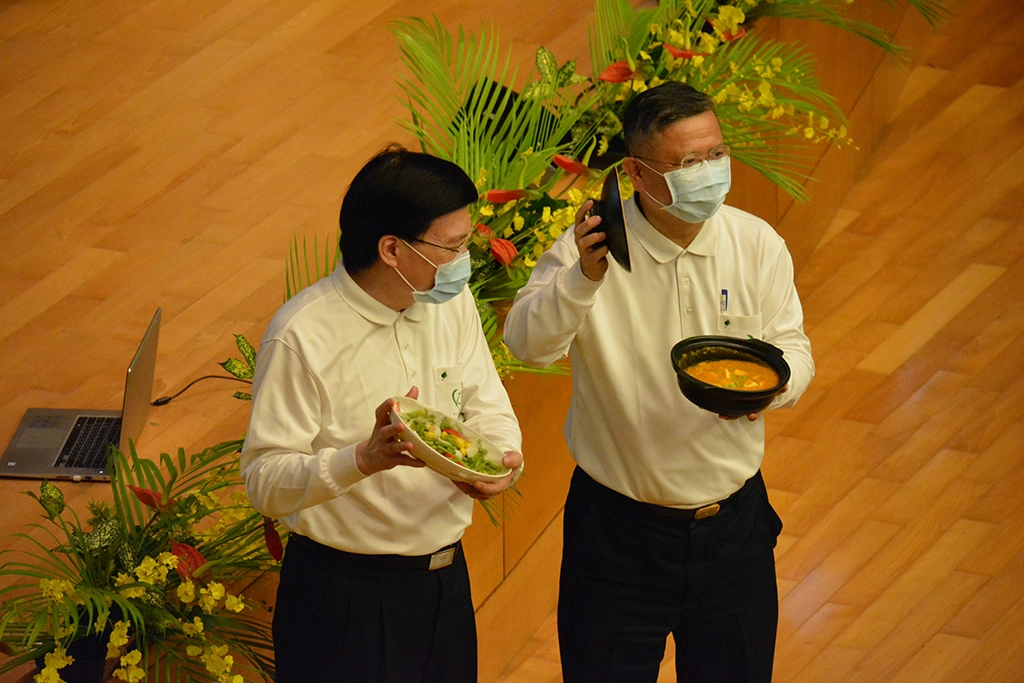 臺北慈院院長趙有誠（左）親自烹煮的蔬食料理強調健康美味。