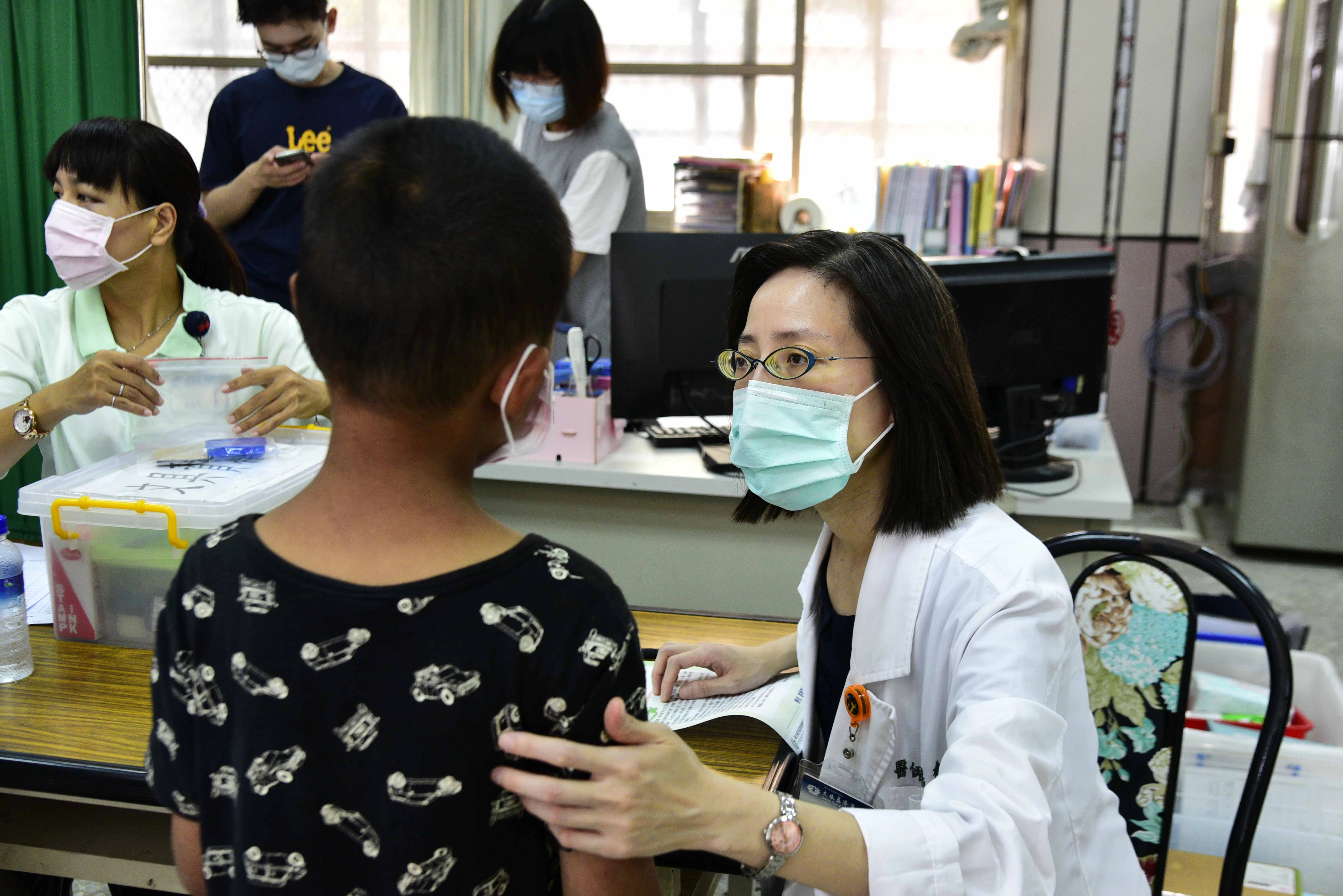 家庭醫學部黃慧雅醫師為小朋友評估身體狀況，確認是否可以施打疫苗。