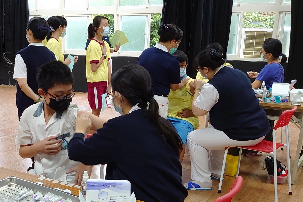 台北慈濟醫院將動員38名醫師、76名護理師與近百位志工前往14所國中、國小、高中(職)與11所附設幼兒園為教職員工、師生注射疫苗，預計近萬人次受惠。