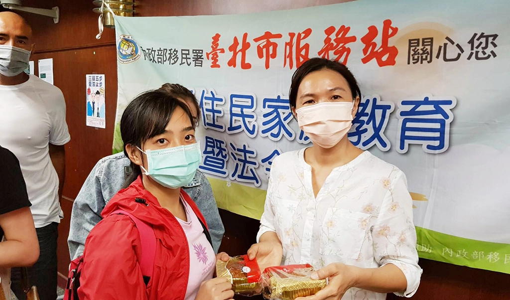胡金玉嫦(右)介紹，越南月餅像廣式月餅，有包肉及蛋黃還有核桃等內容，有的還有越南香草味道，甜甜鹹鹹十分特別。