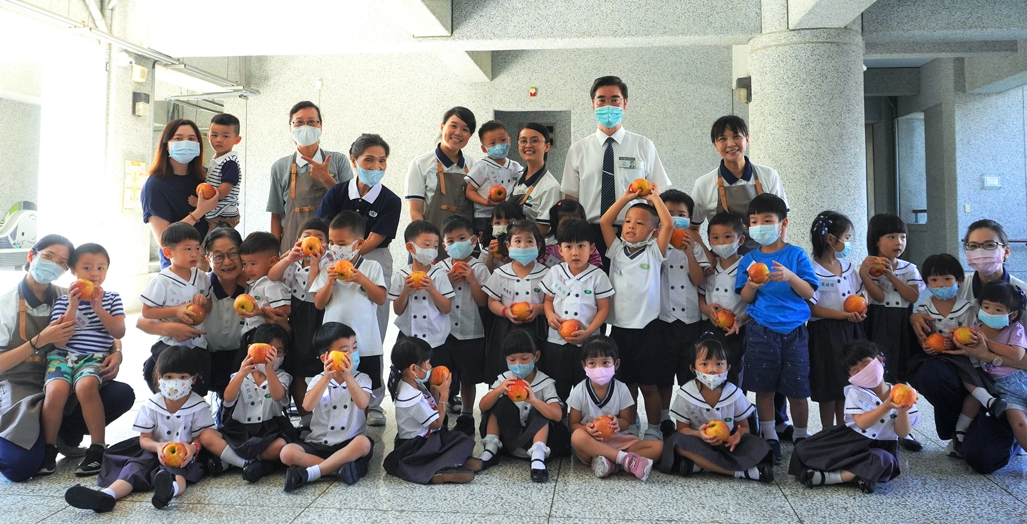 臺南慈中姚智化校長贈給每一位幼兒園新生一顆大蘋果，祝福他們平安快樂學習。