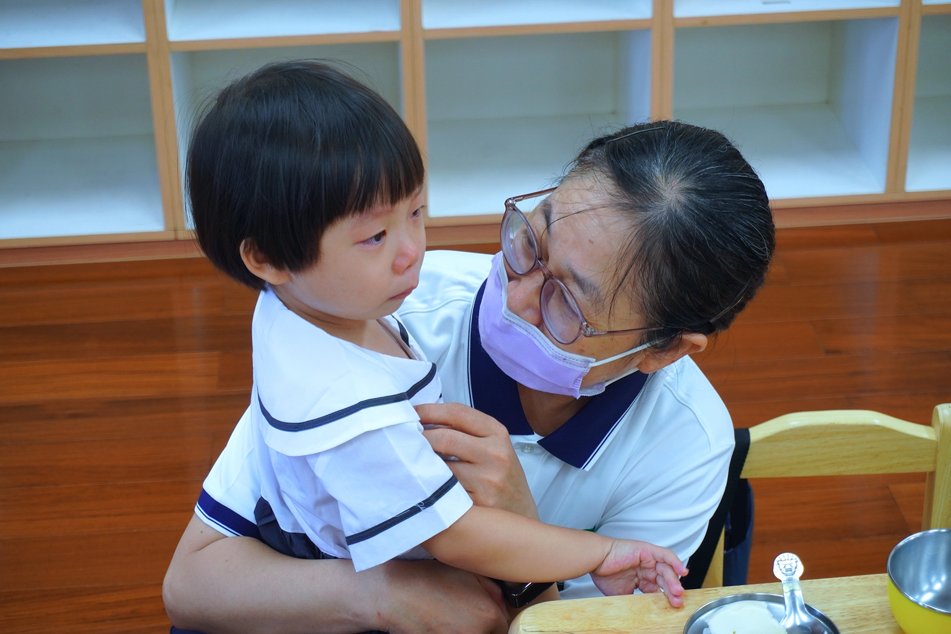 幼稚園新生第一天上學難免想念家長，幸好在老師們耐心陪伴下逐漸適應環境。