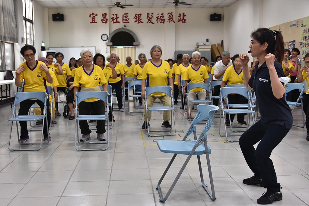 實習運動指導員前往社區，帶動長輩活動筋骨。