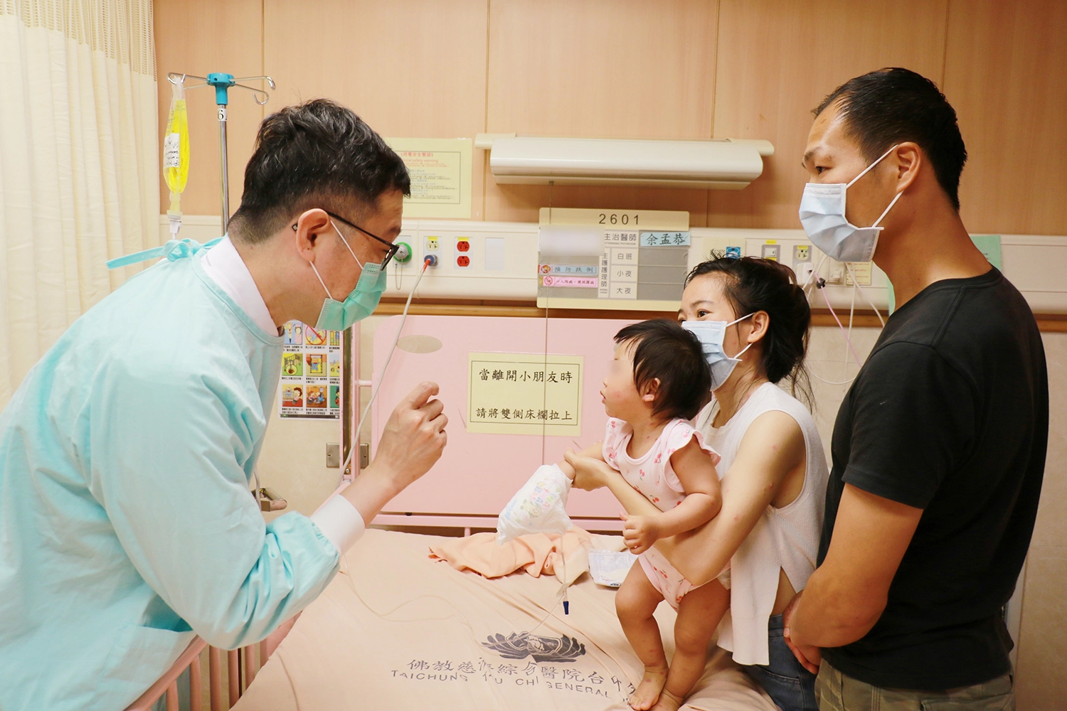 余孟恭醫師向女嬰父母說明水痘病毒感情形。