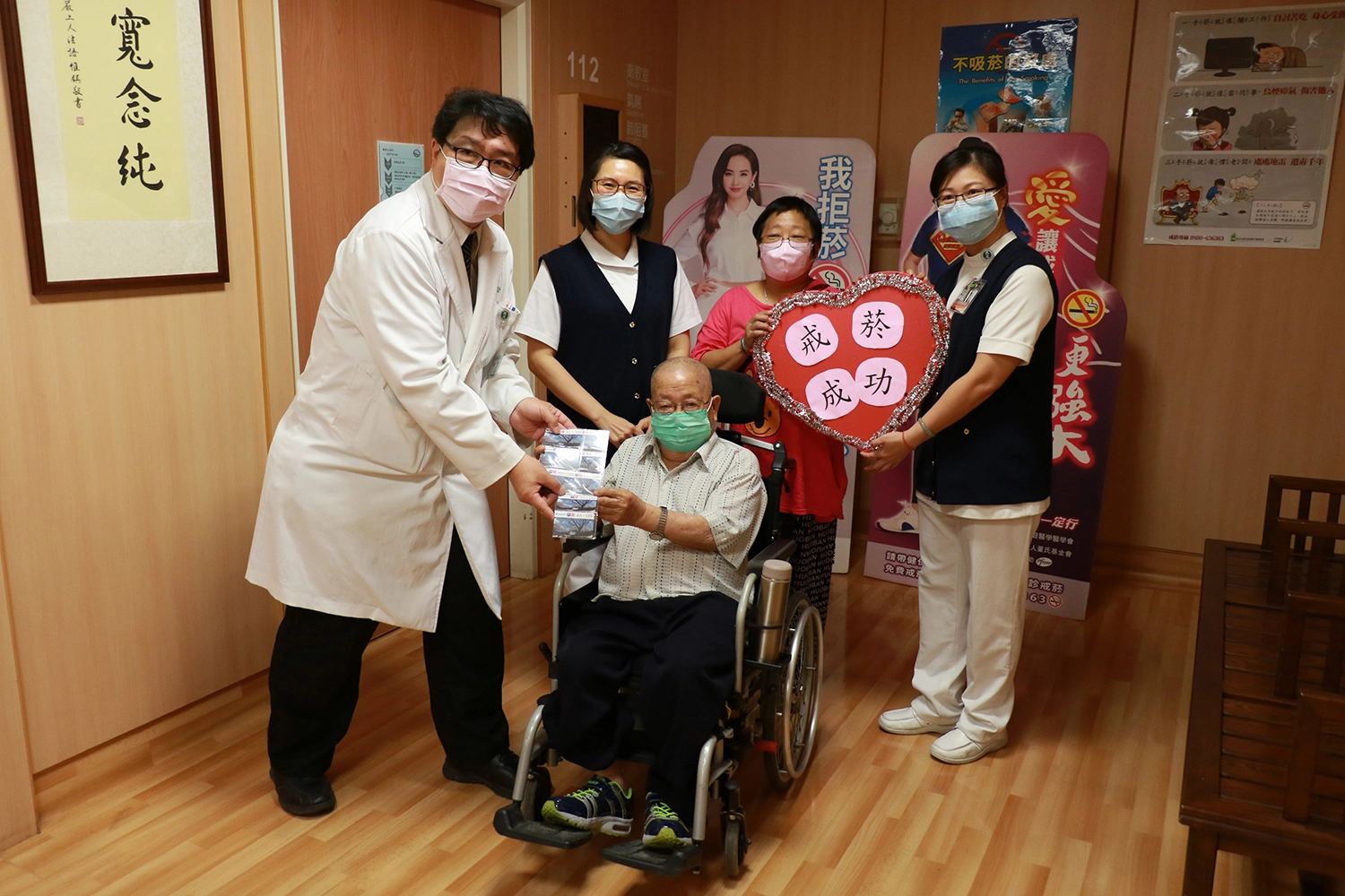 九旬高齡張先生不僅成功戒菸，還抽中臺中市衛生局戒菸服務八千元禮物卡，由臺中慈濟醫院呼吸治療科主任劉建明轉贈獎品。