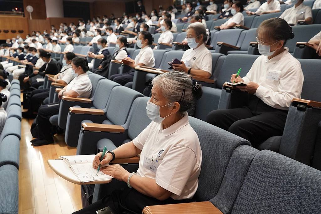 人醫會成員聚精會神用心聆聽、筆記。