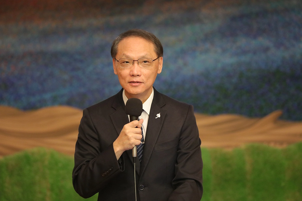 顏博文彙整全球資訊、數據、名言等，說明全球氣候緊急，期許大家一起用慈善愛護生命的心，匯集成一股清流。