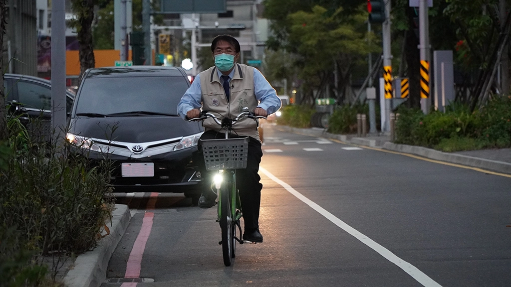 臺南市長黃偉哲8日前往海安商圈騎著單車，一一到店家宣導「自己購物自己袋」活動。