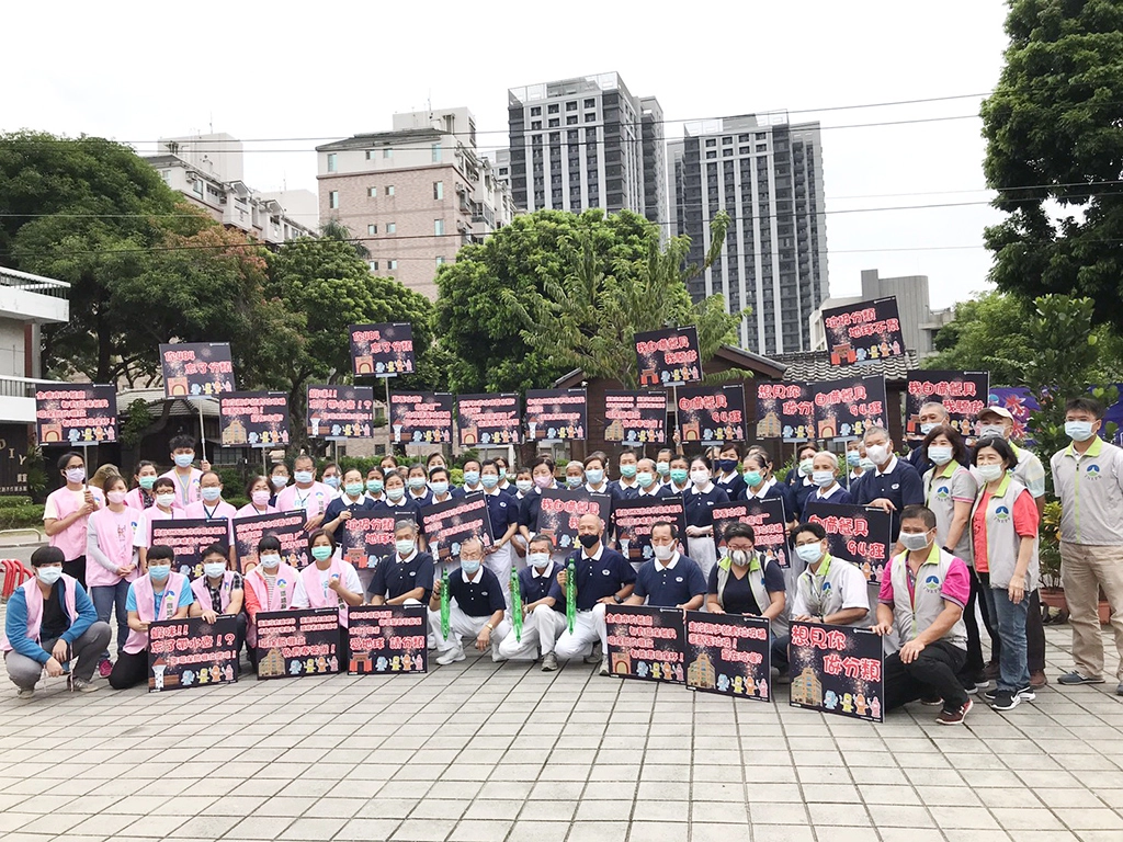 臺南市環保局藉此大好機會宣導減廢回收，集結環保志工及公益團體組成創意減廢回收宣導行動隊，採定點走動式快閃宣導，目標「少垃圾，不使用一次性容器」。