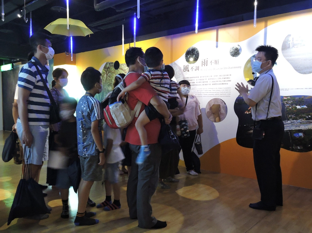 高雄慈濟志工導覽解說防災教育館，期待將「互助」與「防災」的精神落入教育，內化至每個人的DNA。