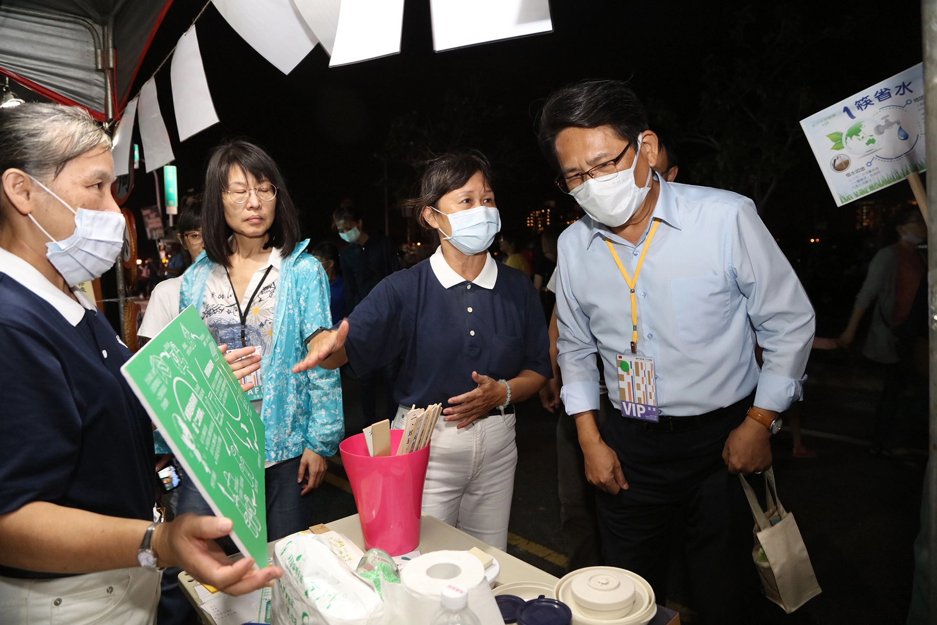 2020年雙十國慶煙火在臺南漁光島閃亮登場，慈濟基金會設置的環保及蔬食宣導成為超夯的打卡熱門攤位。臺南市環保局長謝世傑特別到慈濟環保宣導攤位表達感恩與慰問之意。