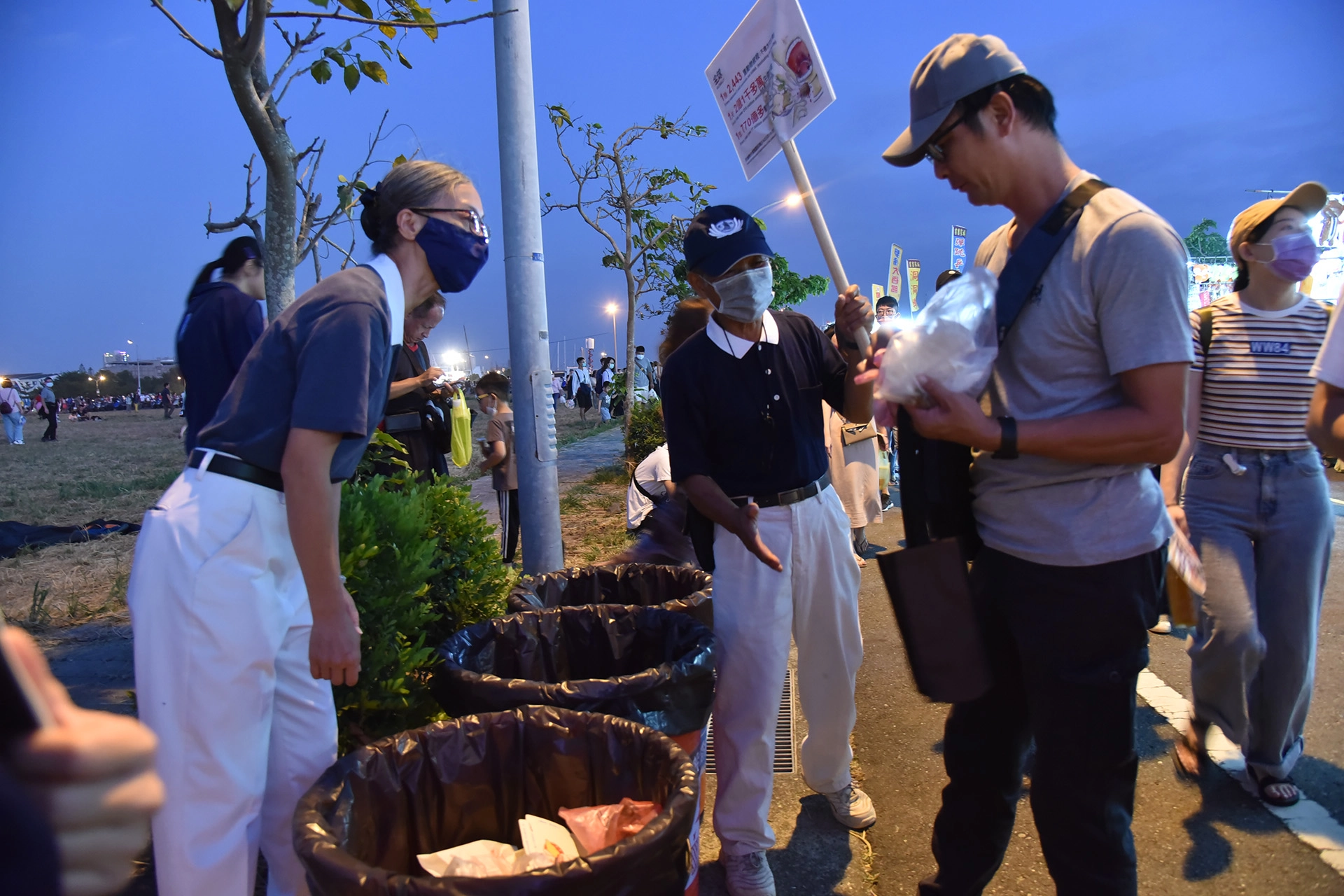 2020年雙十國慶煙火在臺南漁光島閃亮登場，臺南市政府邀請慈濟志工協助垃圾不落地及環保回收宣導任務。