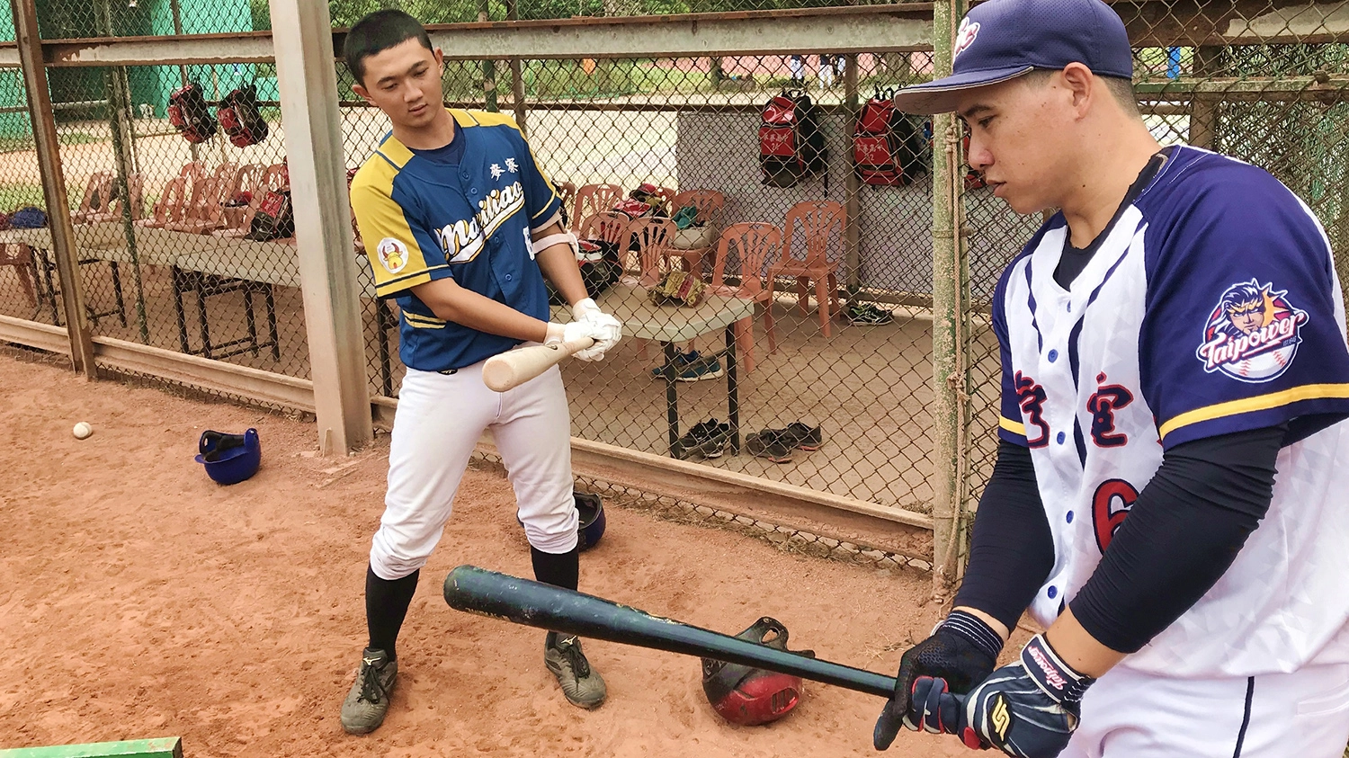 台電棒球隊前往雲林縣麥寮高中舉辦「2020台電棒球隊關懷列車活動」，除了致贈全新棒球供青棒隊使用外，台電棒球隊成員陳偉志(右)也現場變身私人教練，無私傳授各種球技訣竅。