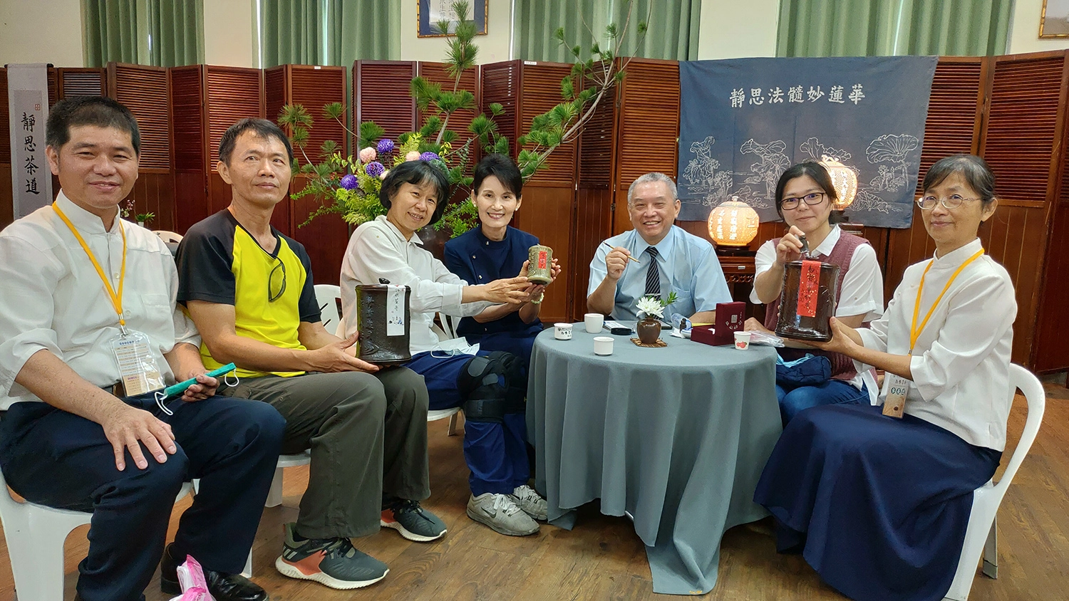 民眾可以將喜愛的茶品存放在茶罐子裡，現場慈濟志工揮毫封存。 (攝影：黃南暘)