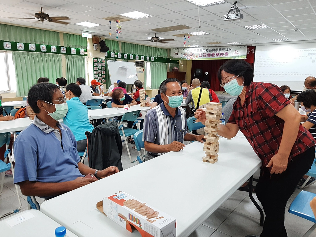 南市社區照顧關懷據點益智疊疊樂競賽 長輩動手動腦同享健康樂齡生活。