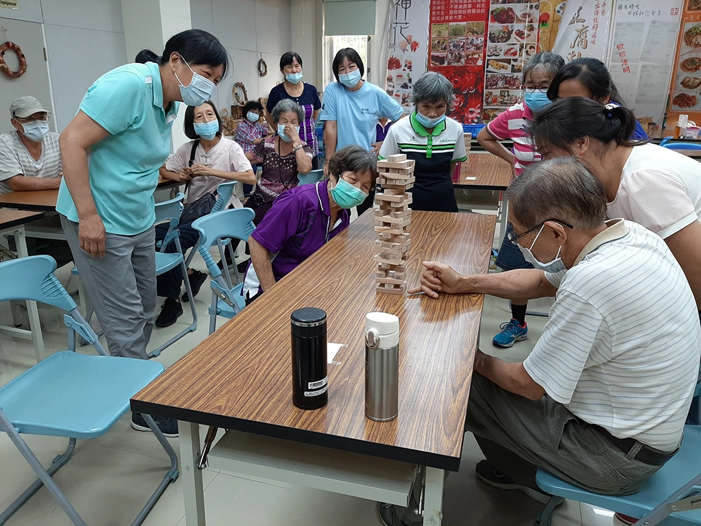 南市社區照顧關懷據點益智疊疊樂競賽 長輩動手動腦同享健康樂齡生活。