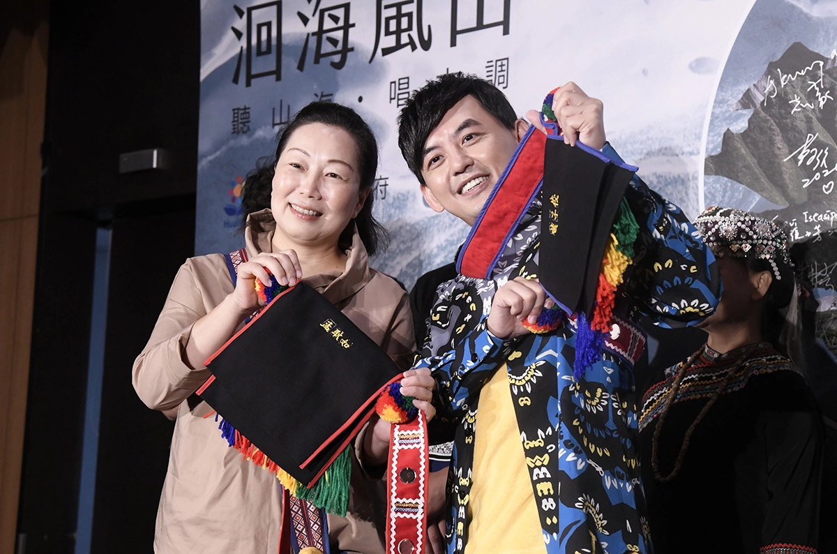 徐縣長贈送黃子佼及孟耿如情人袋，象徵他們的感情長長久久。
