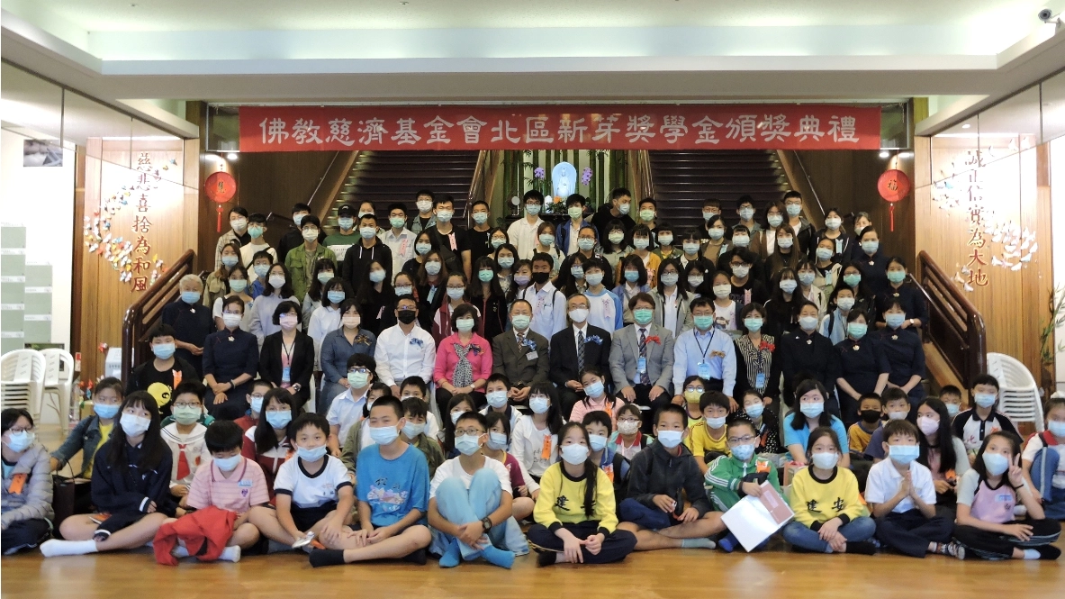 慈濟長期關懷全臺弱勢家庭，落實慈善全人的長情陪伴，並持續協助弱勢家庭學子安心就學。