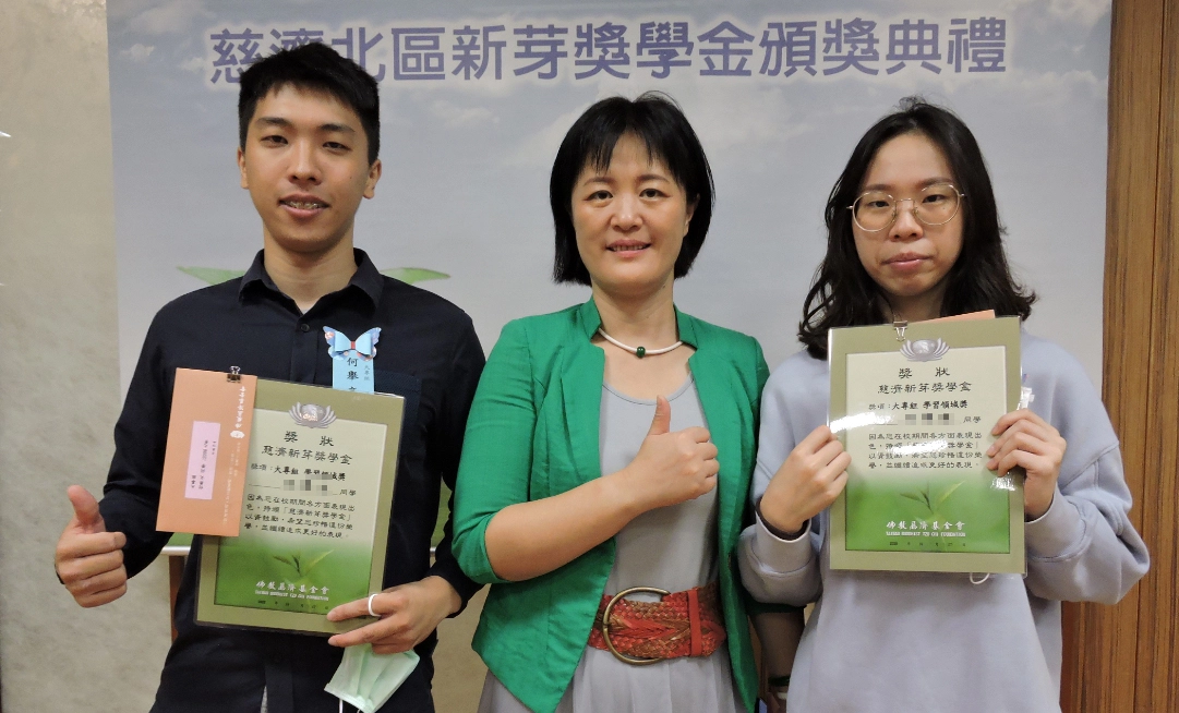 朱敏慈(中)五位就學中的子女，就讀交通大學研究所的大兒子(左)及念康寧大學的大女兒(右)學業成績都十分的優異，得到了「學習領域奬」。