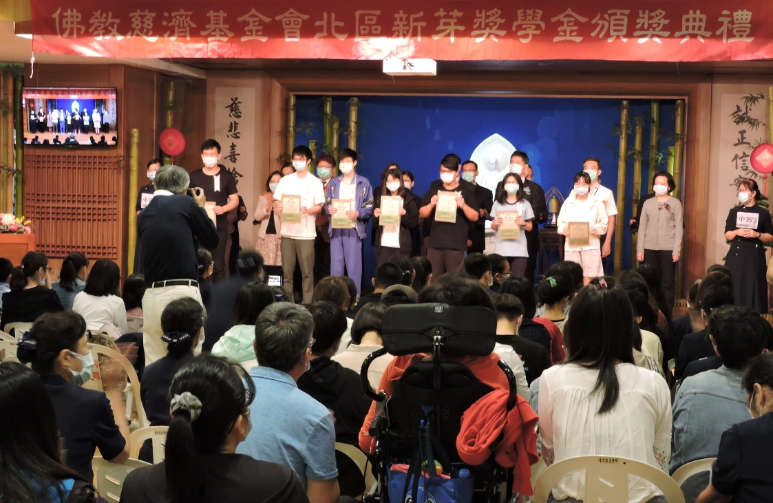慈濟基金會2020年「新芽獎學金」表揚頒獎活動全臺舉辦29場，約有八千位弱勢學子獲獎，首場10月17日在大臺北地區共計有四個場次同步舉行。