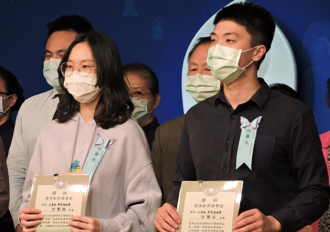 慈濟設立「新芽獎學金」，鼓勵在逆境中向學的孩子們用心學習，從他們積極向上的態度，也形成一種「向善」的正能量。