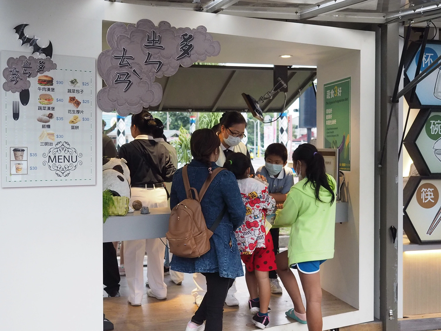 慈濟展出行動環保教育車，用闖關活動與科普知識，讓民眾感受到資源的得來不易。(攝影：陳冠霖)