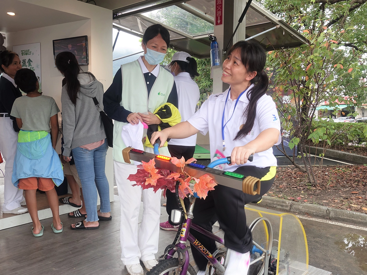 國小老師王姿方在闖關腳踏車發電體驗時，不到30秒就充飽電、闖關成功。(攝影：陳誼謙)