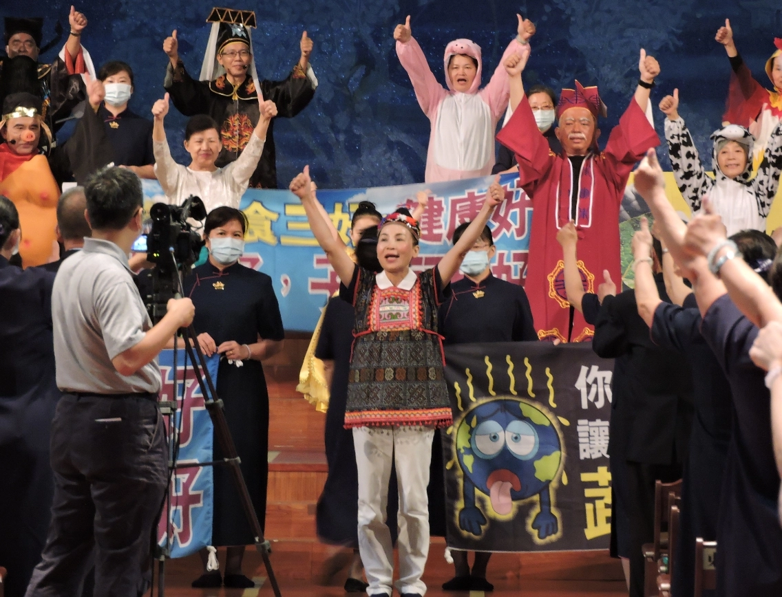 慈濟志工粉墨登場，新芽獎學金頒獎活動現場，也推廣齋戒茹素、蔬食防疫。