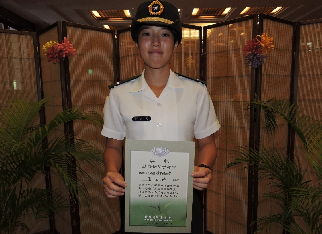 目前就讀高雄陸軍官校一年級國防理工組的黃芝婷，自幼稚園中班起學習跆拳道 至今不曾中斷，國中起連年獲得慈濟新芽獎學金的肯定。