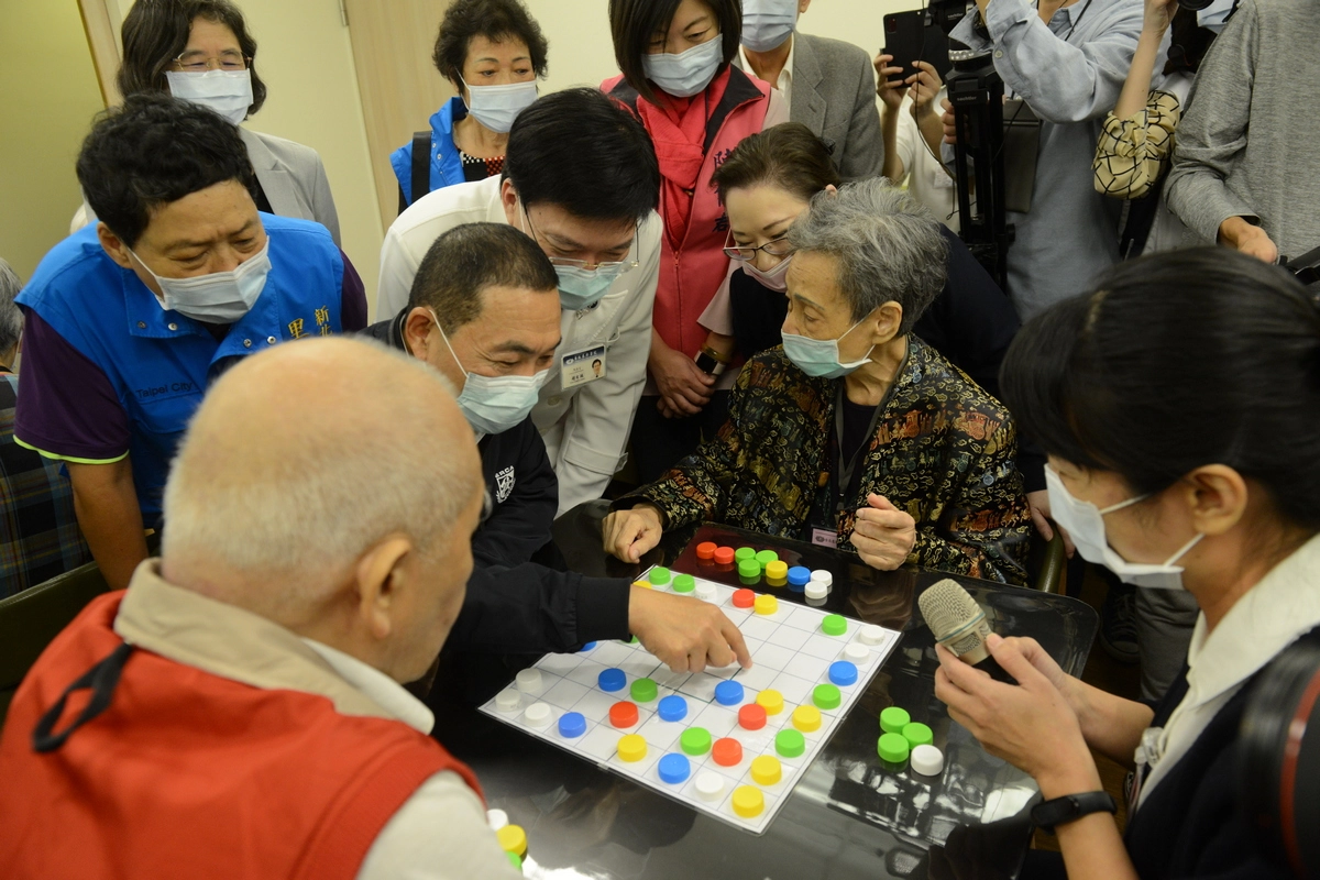 侯友宜市長與長者互動，了解台北慈濟社區長照機構為長輩提供的健康促進活動內容。
