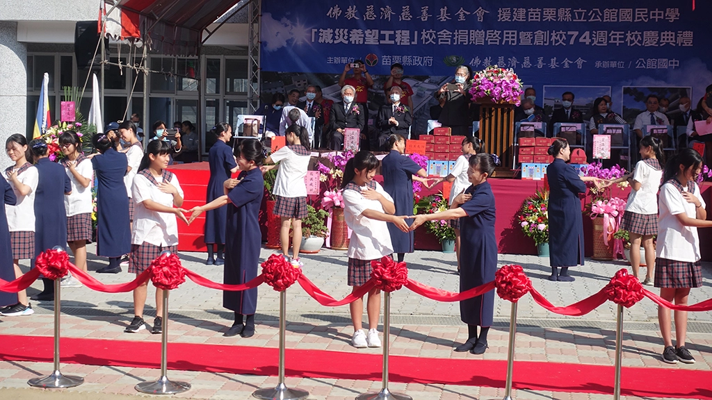 公館國中學生與慈濟志工帶來手語表演〈陽光眷戀的地方〉。