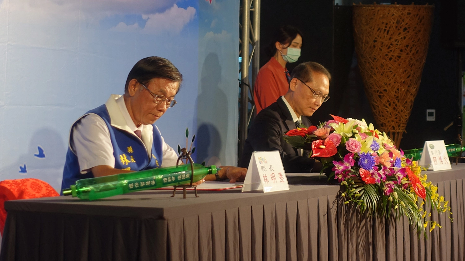 由縣長林明溱(左)、慈濟基金會執行長顏博文(右)在所有人見證下共同簽署。(圖為慈濟基金會提供)