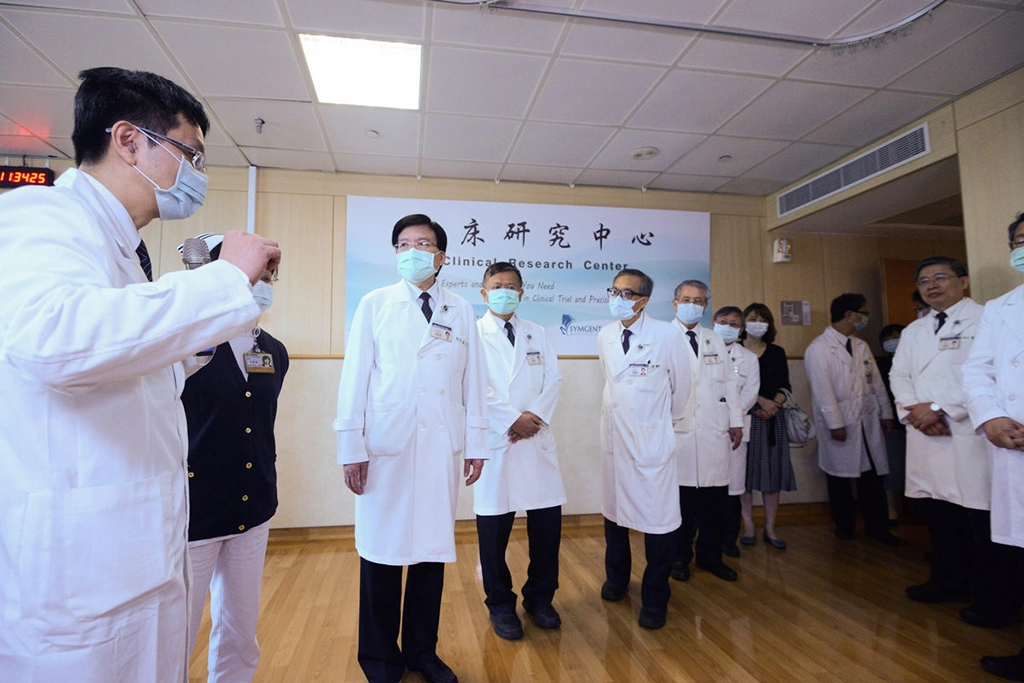 走訪臨床研究中心，夏和雄醫師說明未來在臨床上的應用。