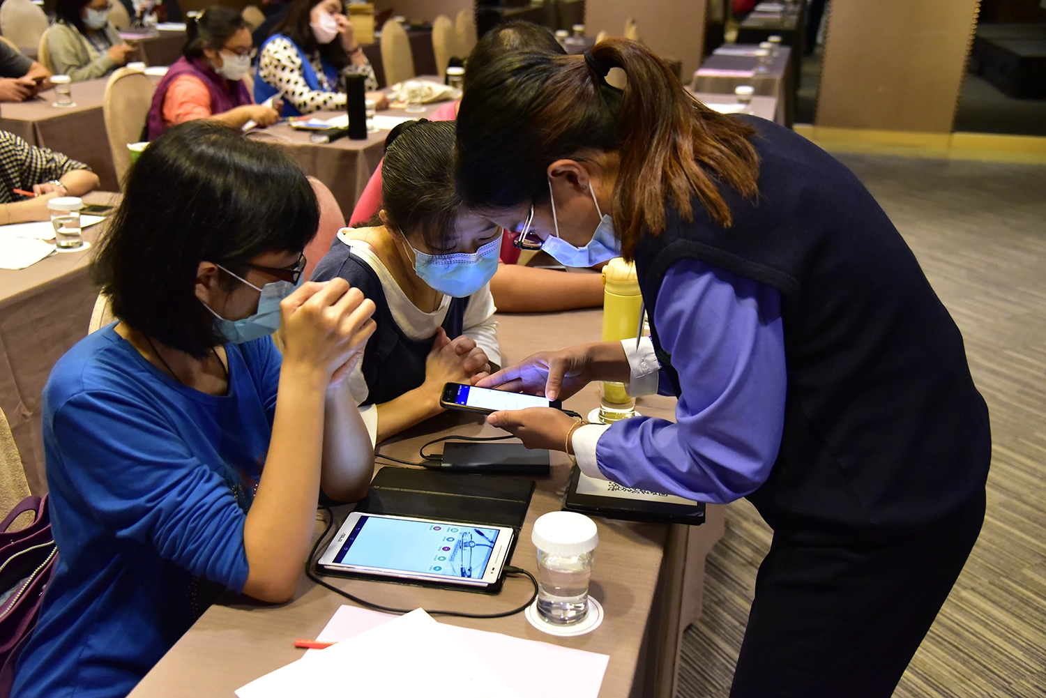 在研討會中，各院出院準備護理師、以及居家護理機構、安養護機構、機構是長照中心、A單位、輔具中心的代表建置APP帳號和密碼，一起為提升服務效能努力。