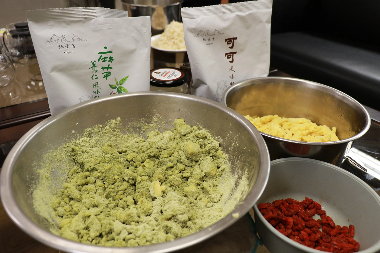 以綠豆仁製作的重陽糕，由失智據點長輩動手揉製成形。