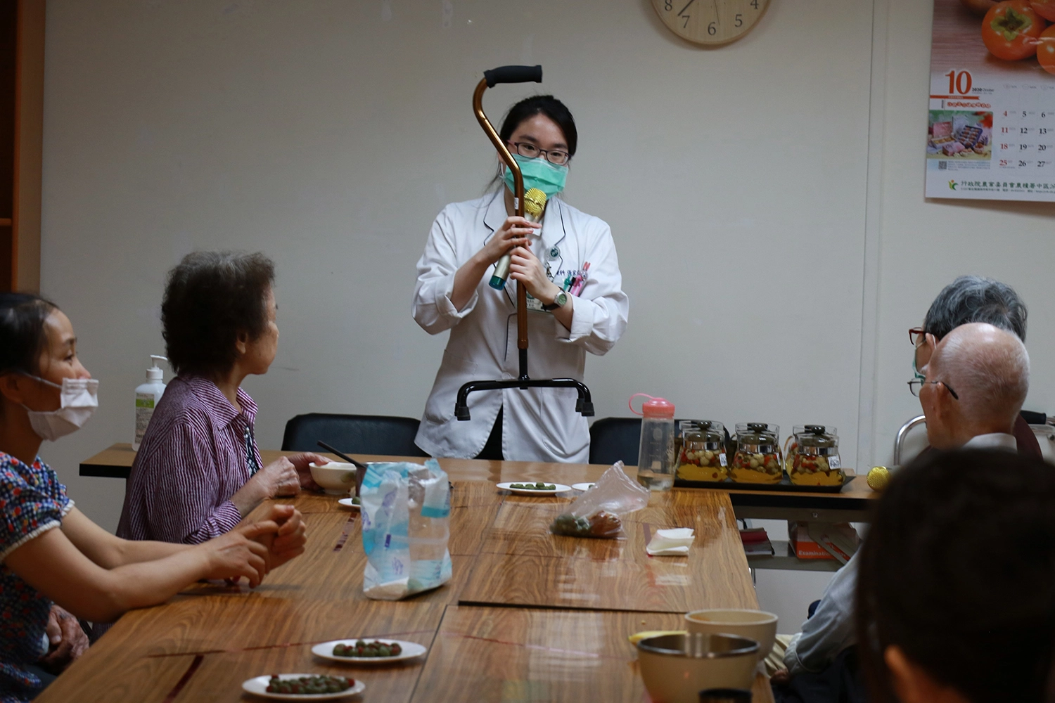 職能治療師張家妤說明輔具選擇原則。