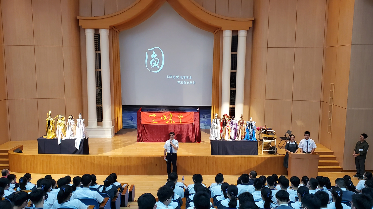 姚智化校長為今天大手牽小手的國際交流與三昧堂演出致詞。