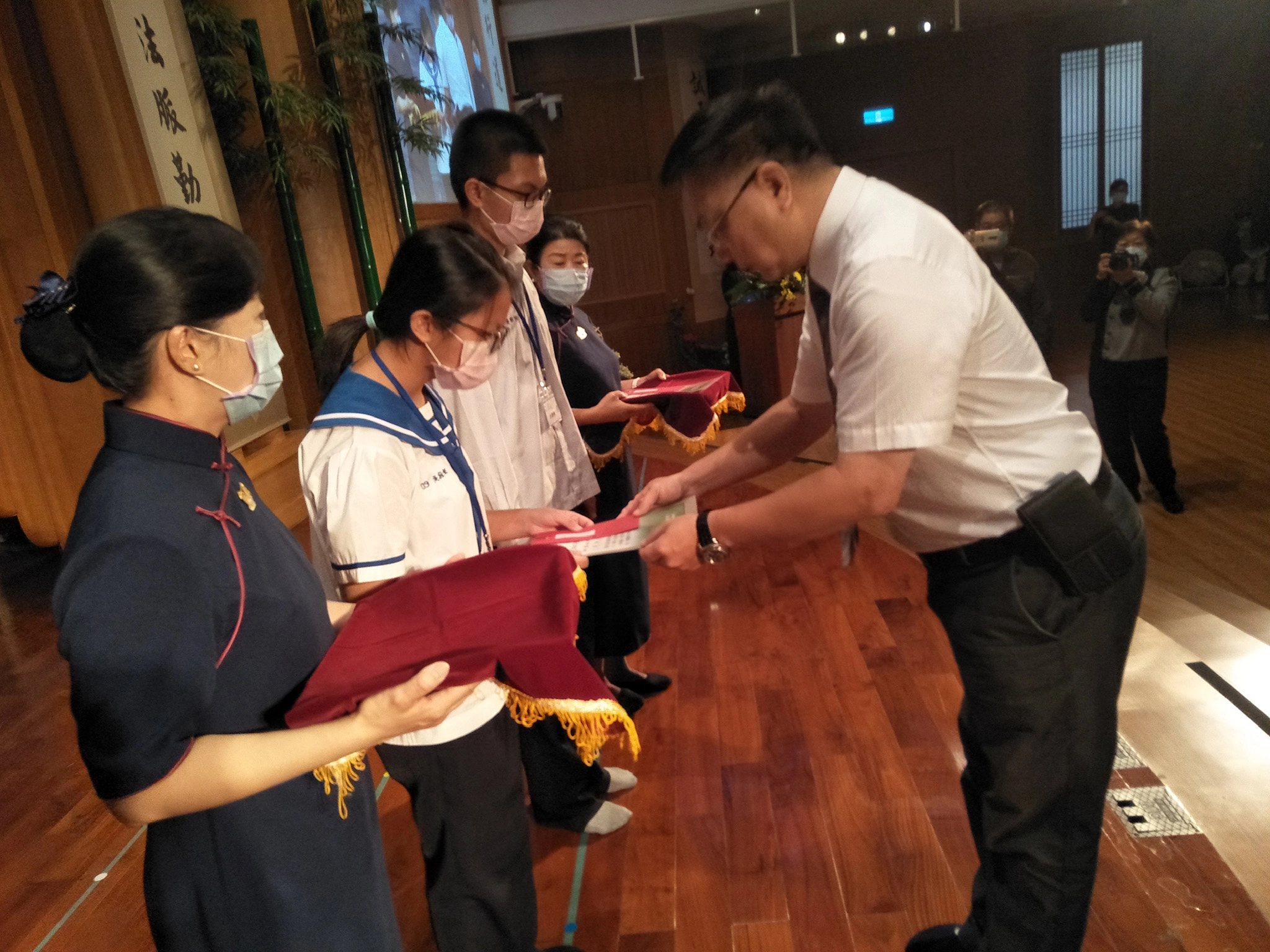 教育處陸正威處長親自頒發人品典範吳家兩兄妹。(攝影：許昆龍)