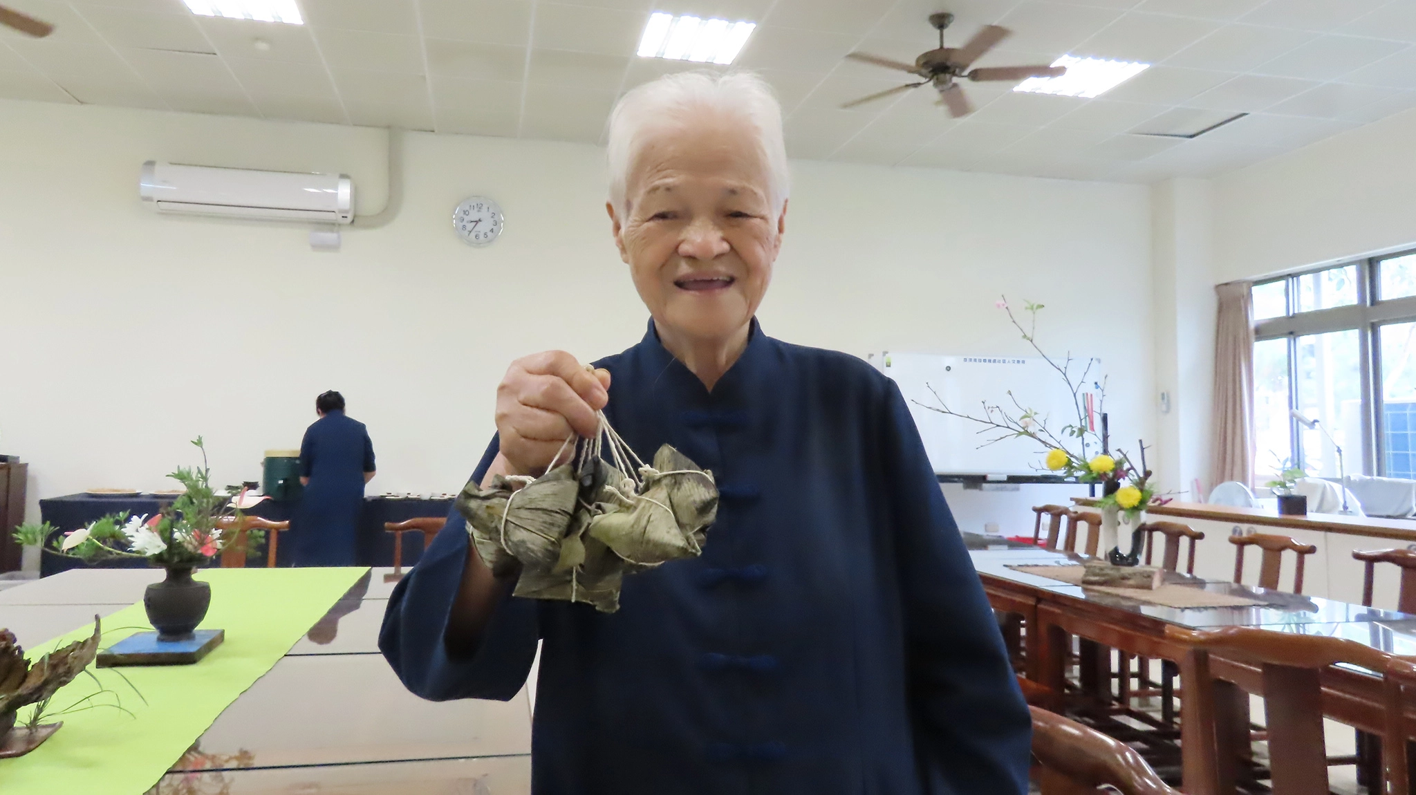 陳綢阿嬤並贈送每個受獎者一顆一口粽祝福學子考試「包中」。(攝影：曾玲麗)