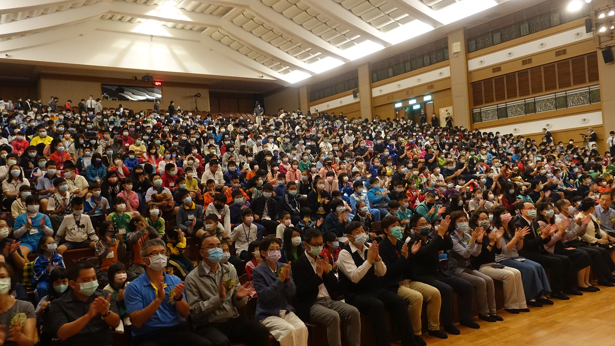 慈濟2020年新芽獎學金頒獎典禮，在台中市共分為四個場地、約2千多位學子獲獎，圖為台中靜思堂上午場。(攝影：陳誼謙)