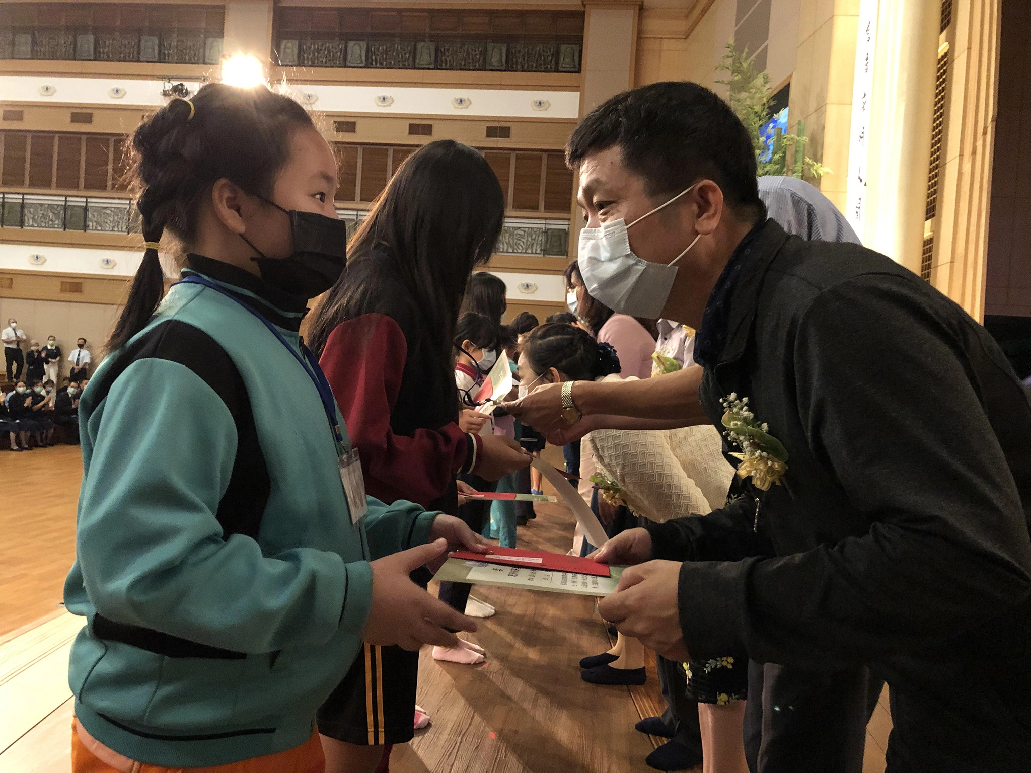 台中慈濟2020年10月24日舉辦新芽獎學金頒獎典禮，約2千多位學子獲獎。(攝影：許美惠)
