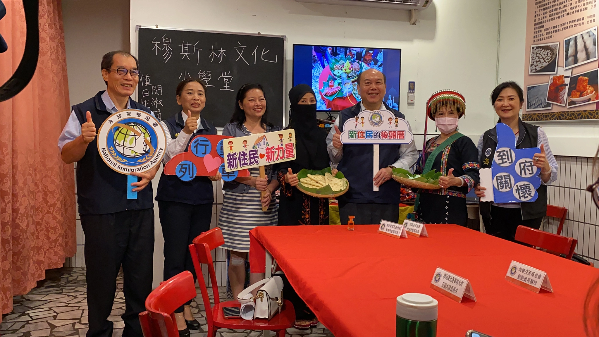 移民署林主任秘書興春(右三)海基會劉副處長慧玲(右一)新住民閃淑娟女士(中)移民署北區事務大隊莊副大隊長福成(左一)移民署移民事務組李專門委員明芳(左三)移民署桃園市服務站黃主任英貴(左二)一同合照。