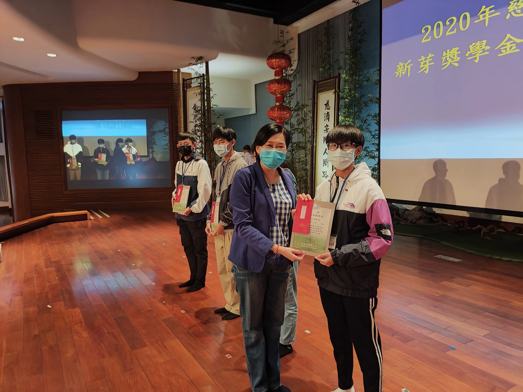 彰化縣政府社會處王蘭心處長出席頒獎典禮勉勵學子。