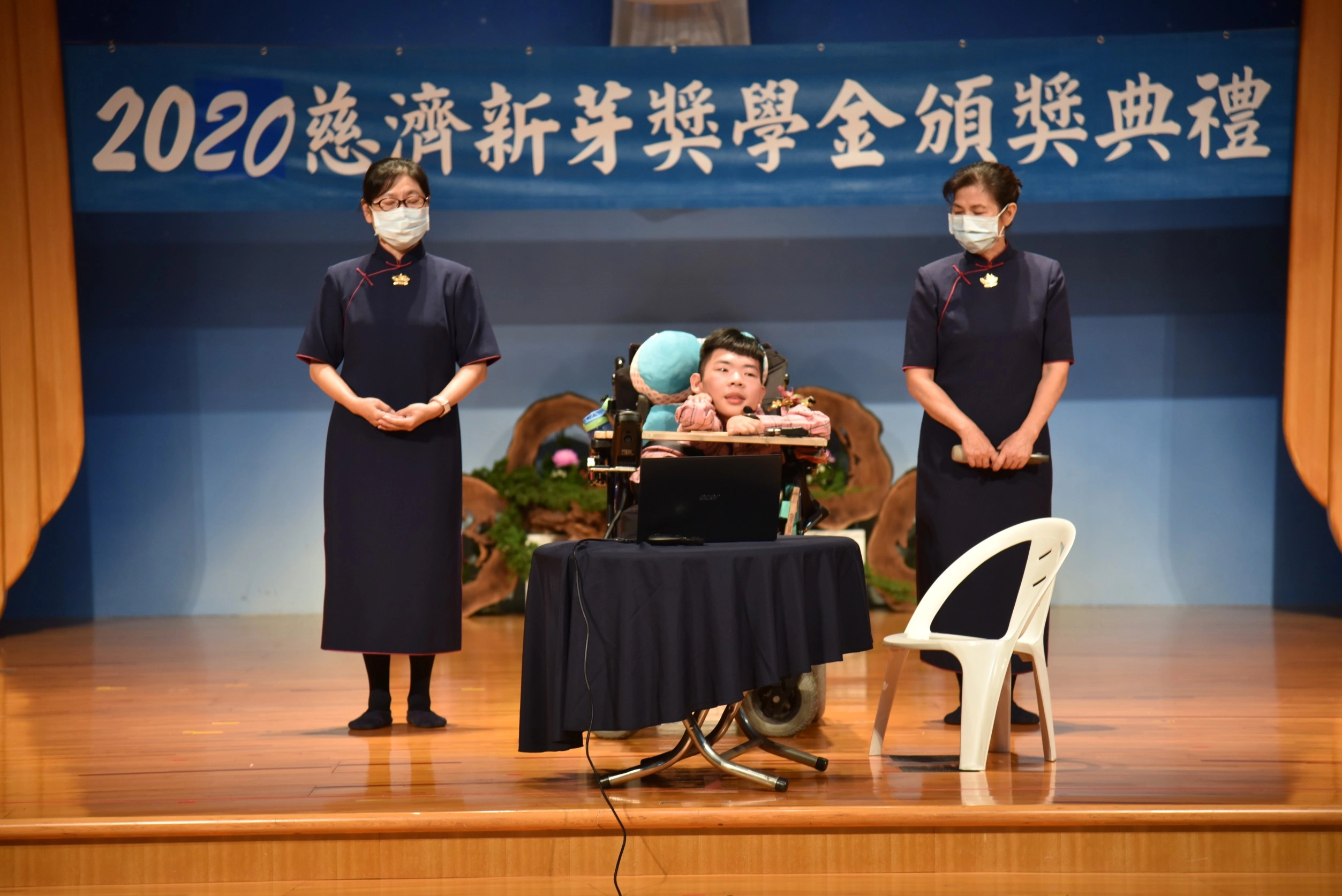 宜蘭慈濟舉辦新芽獎學金頒獎典禮，「2020年總統教育奬」陳景維同學上台分享。(攝影：賴振豐)
