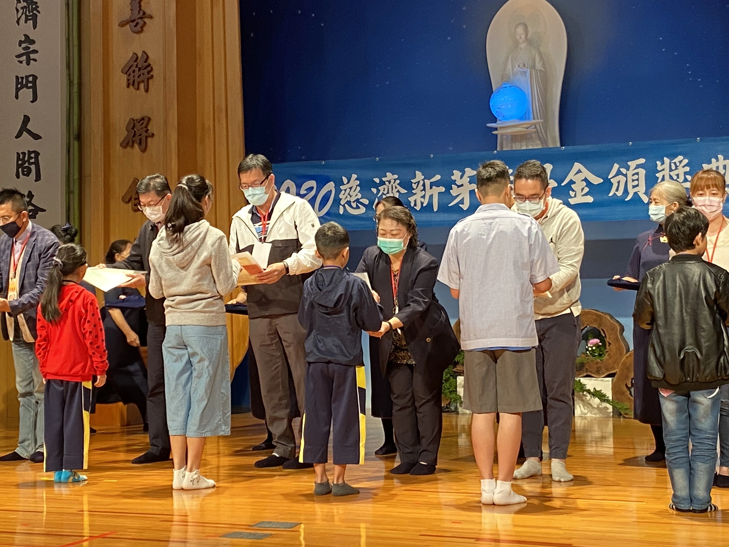 宜蘭慈濟舉辦2020年新芽獎學金頒獎典禮，10月24日在慈濟羅東聯絡處舉行。(攝影：黃綉鳳)
