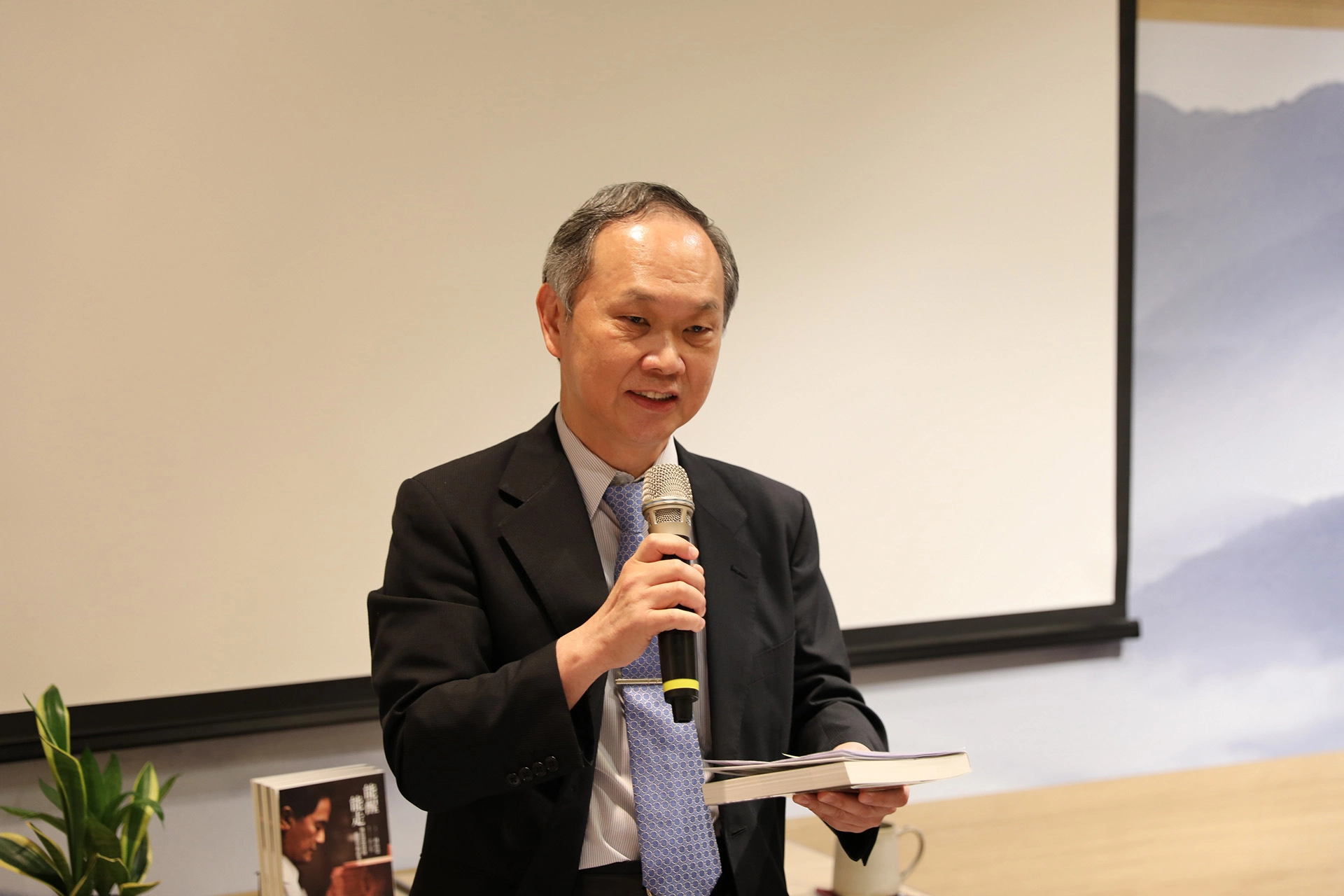 台灣醫療典範獎的外科專家暨臺灣大學名譽教授賴鴻緒說，證嚴法師在推薦序中提到「這本書是病苦者的希望明燈」一個人生病開刀會很無助，如果看了這本書，生命一定會重新燃起希望的明燈。