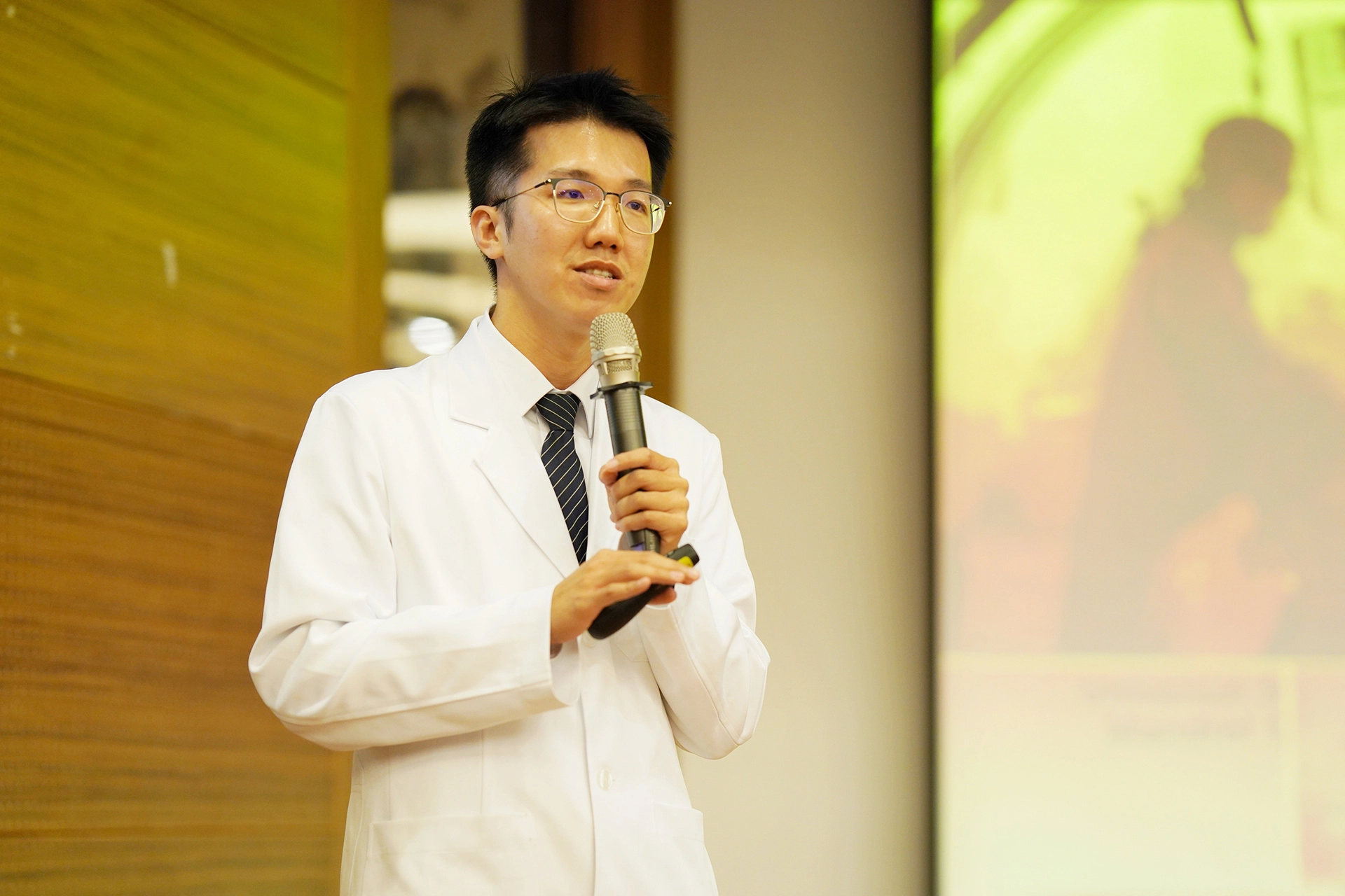 高齡整合照護科許晉譯醫師表示，心房顫動的患者中風機率比常人多五倍，且心衰竭和死亡率也較高。