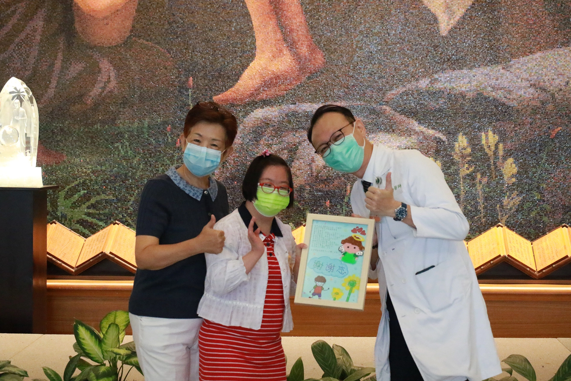 院生黃珮慈致贈感謝狀給臺中慈濟醫院由家庭醫學科主任李祥煒代表接受。