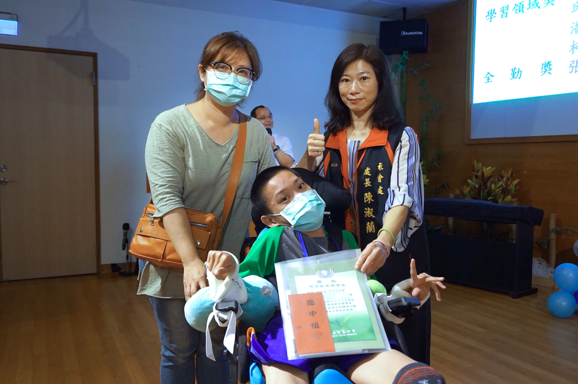 臺東縣社會處陳淑蘭處長為無法上台得獎者頒發學習領域獎。
