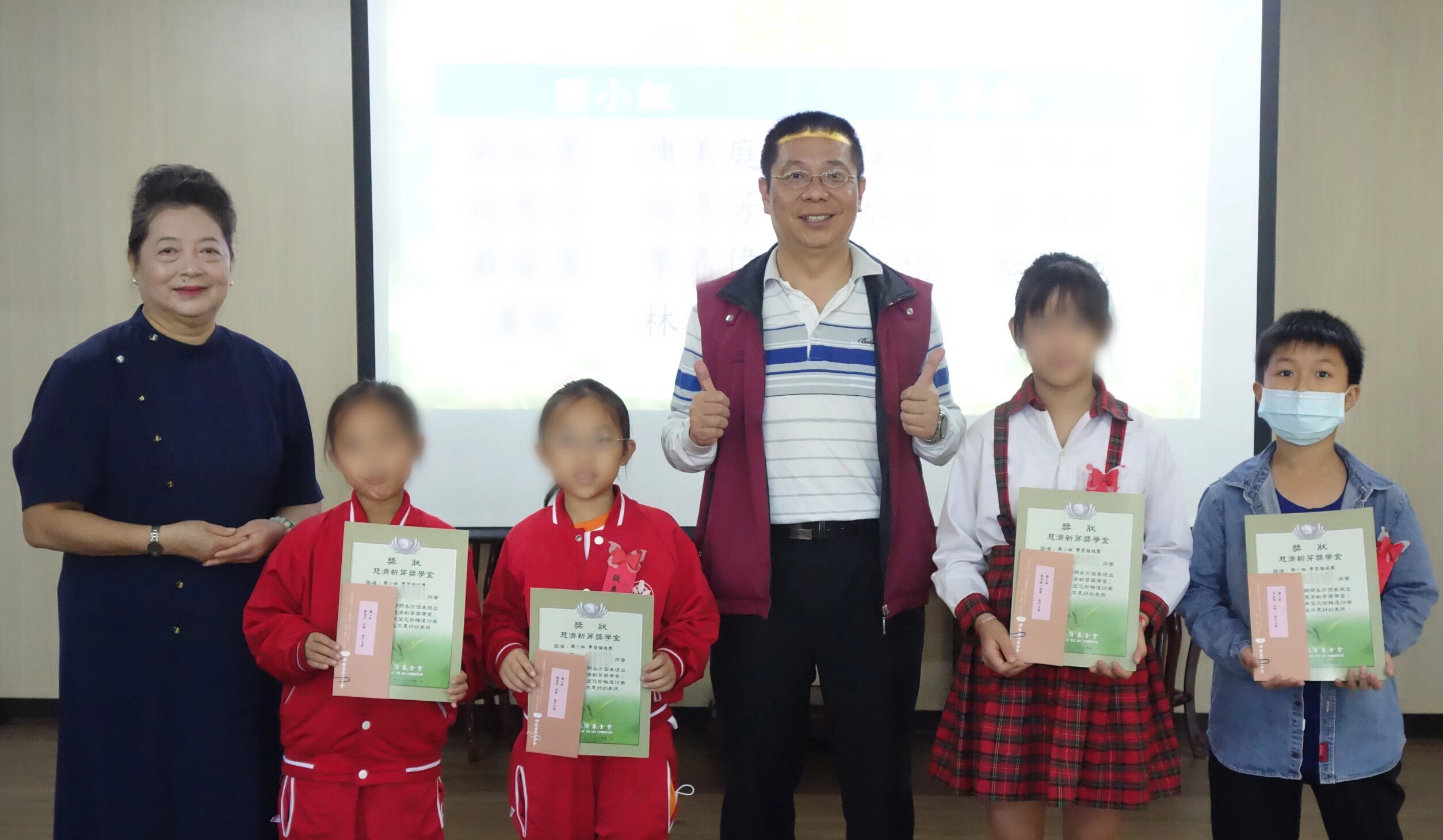 金湖國小校長陳為信出席慈濟新芽獎學金頒獎典禮，上台勉勵學子